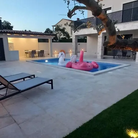Вилла Faro - New House, Near Beaches, Heated Pool, Playroom, Bbq, Salvore - Istria
